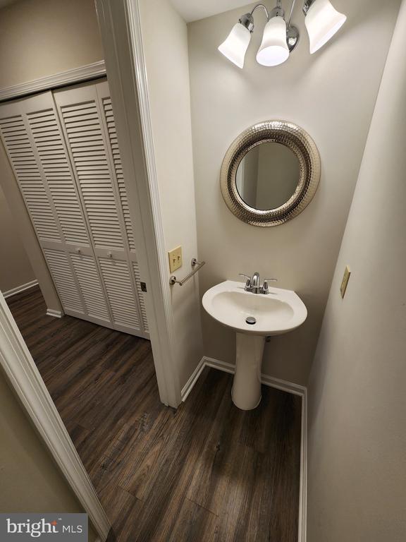 Building Photo - 12 Pondview Ct