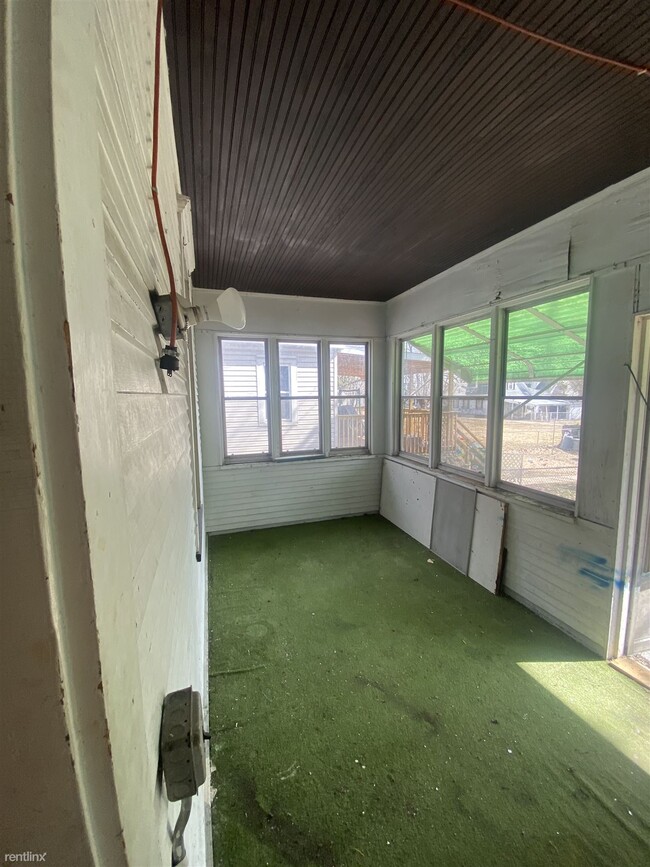Building Photo - 3 br, 1 bath House - 2216 Northeast Monroe...