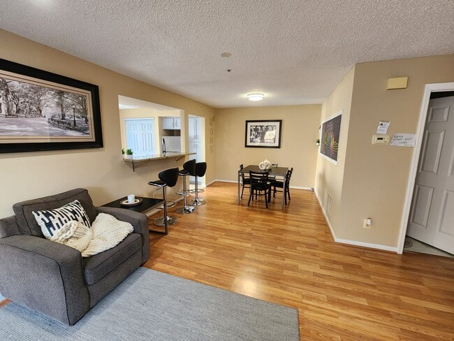 Building Photo - 30 Richmond Street4 - Master Bedroom