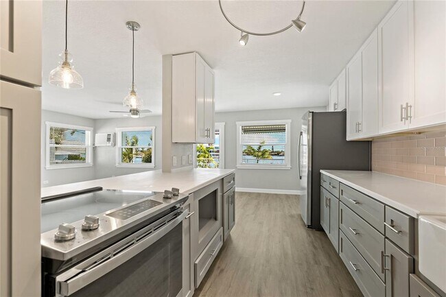 Building Photo - 8441 Bayshore Dr