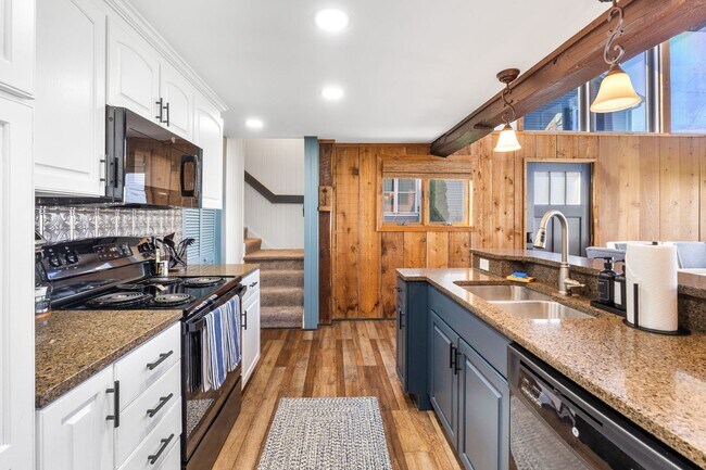 Building Photo - Fully Furnished 3 Bedroom Lakefront Home on Indian Lake