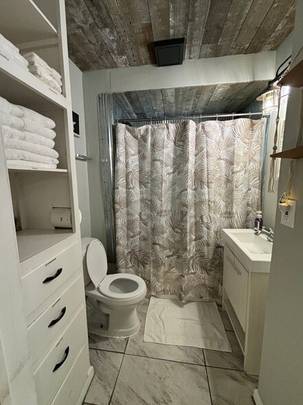 Bathroon - 727 Madison St