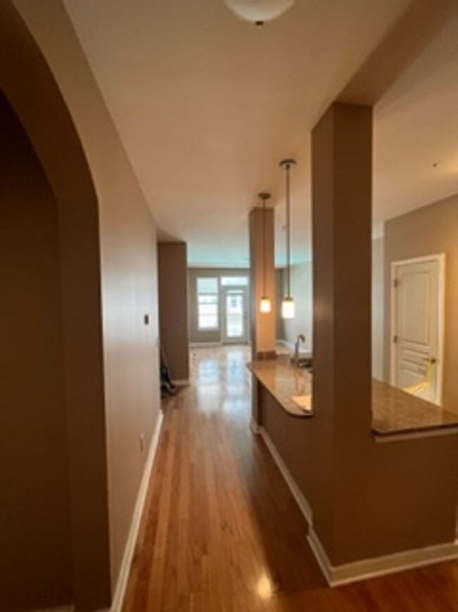 Building Photo - Nice Luxury 1 Bedroom!