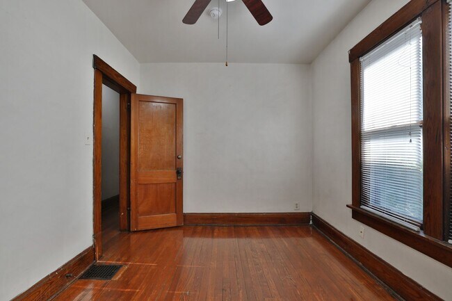 Building Photo - 4 Bedroom North Campus Newly Remodeled House with 2 Decks and Patio