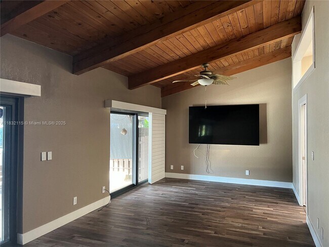 Building Photo - 2645 Parkview Dr S