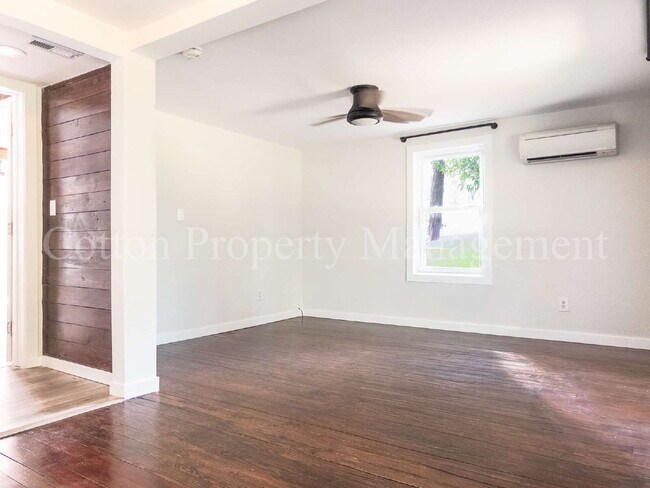 Building Photo - 2 BD/ 1 BA // Cottage Get Away just off of 42nd St // $1,875 per month // Pet Friendly*