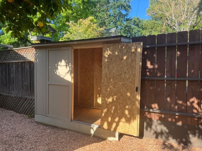 Building Photo - Quaint and cozy studio located near downto...