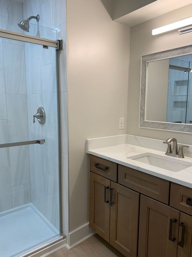 Building Photo - Completely Renovated 2 Bedroom 2 Bath Park Place Condo