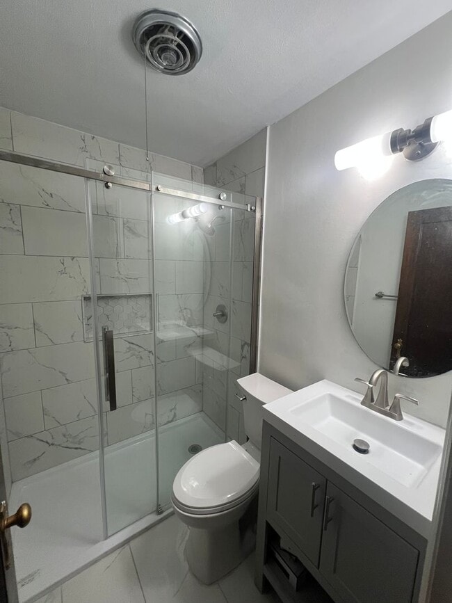 Building Photo - Large 4BR / 2BA Home with Granite Kitchen, Deck & Fenced Yard  Lifestyle-Oriented