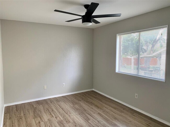 Building Photo - 1604 Middleway Rd