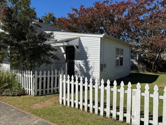 Building Photo - Medical District Location, Fenced Yard, an...