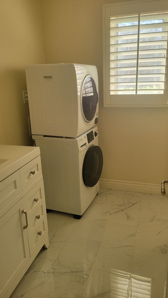 Building Photo - 3901 Stonebridge Ln