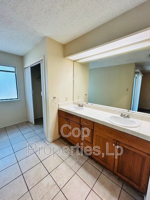 Building Photo - 14810 Ridge Hill Dr