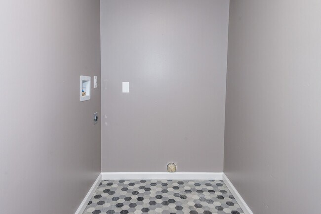 Building Photo - 6450 Chippingdon Dr