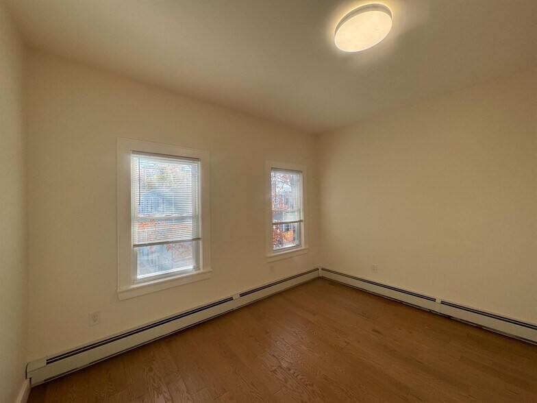 Building Photo - 11 Bristol St