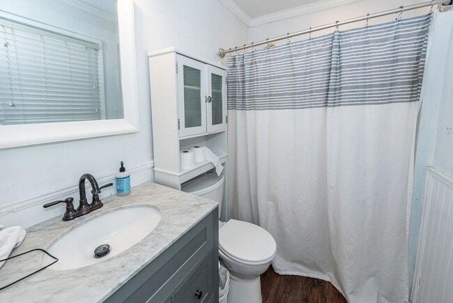 Building Photo - 3 Bedroom 2 Bath Home in West Ashley Plant...