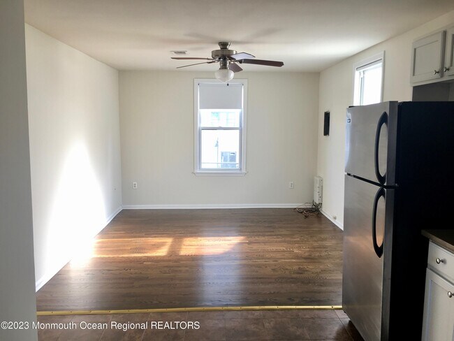 Building Photo - 200 7th Ave