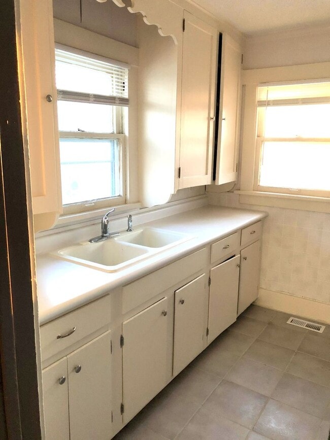 Building Photo - 2-Bed, 1-Bath Bungalow