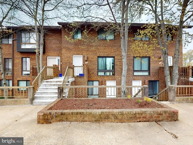 Primary Photo - 4 Hawthorne Ct NE