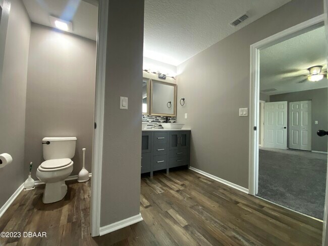 Building Photo - 548 Aeolian Dr