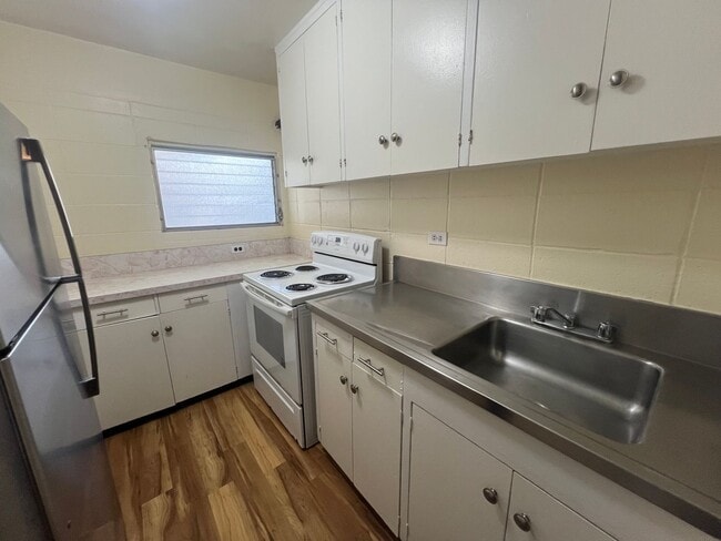Building Photo - 2 Bed/1 Bath unit on Cleghorn St in Waikiki
