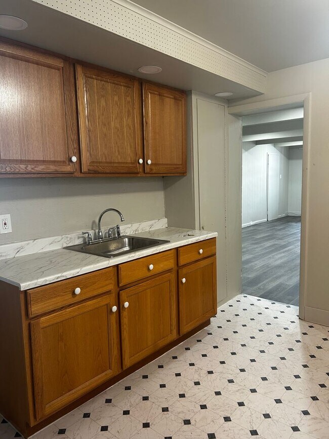 Building Photo - 1st floor Apt, 2b/1B- Available for immedi...