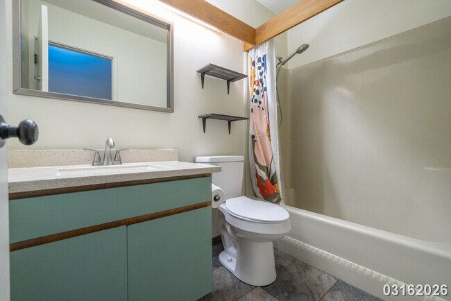 Building Photo - 4 Bed 3 Bath in Kalihi Valley