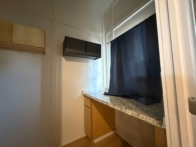 Building Photo - 245