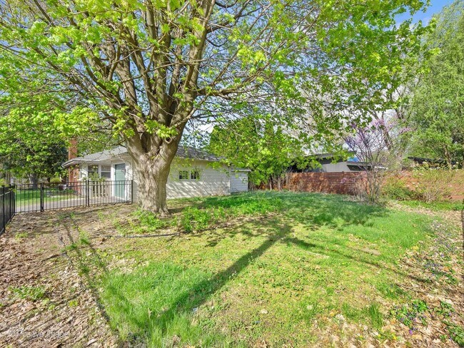 Building Photo - 405 Greenfield Ave