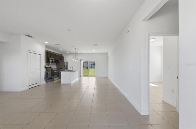Building Photo - 304 Begonia Ct