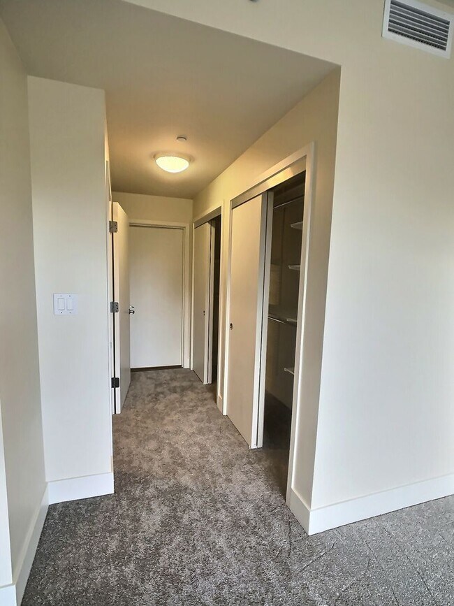 Building Photo - Fantastic 2 Bedroom/2 Bathroom Condo For R...