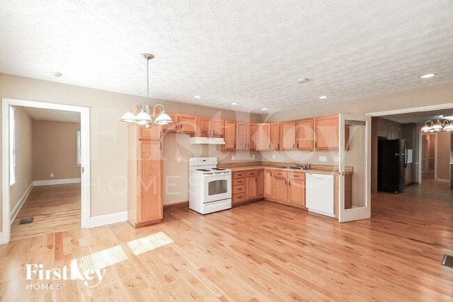 Building Photo - 2835 Twin Springs Dr