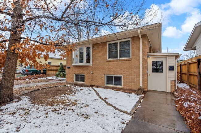 Building Photo - Old Town Duplex!