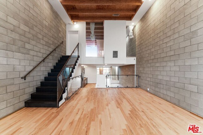 Building Photo - 6615 Melrose Ave