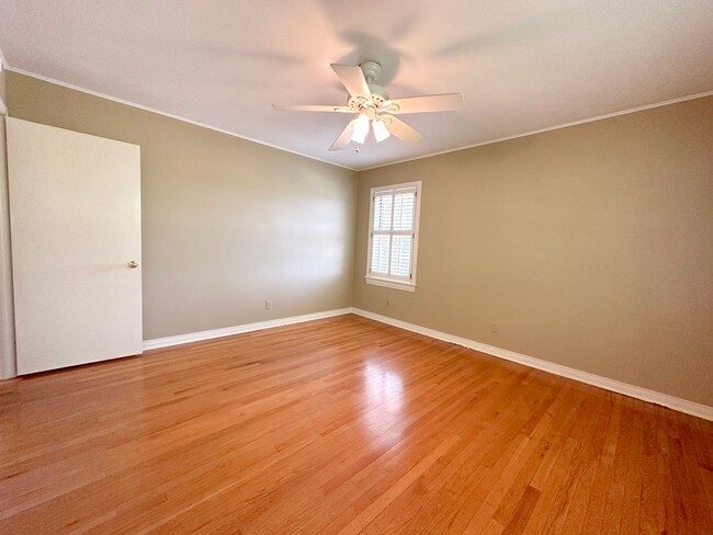 Building Photo - 3 Bedroom House: Walking Distance to Campu...