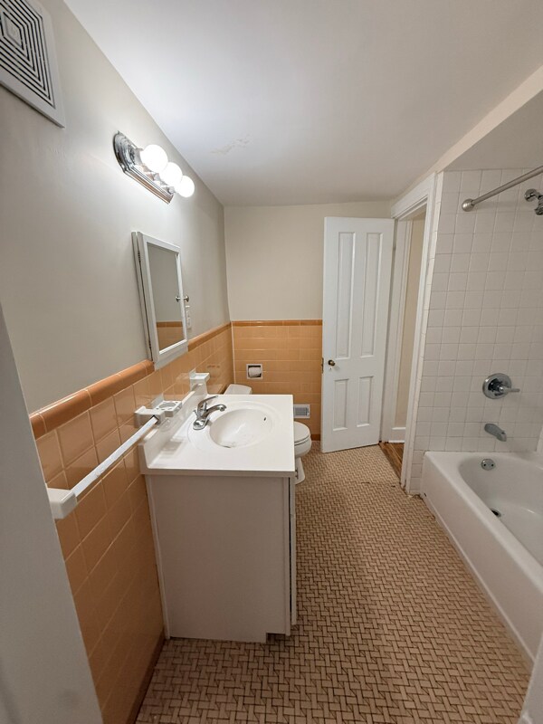 Building Photo - 215 Norbourne Blvd