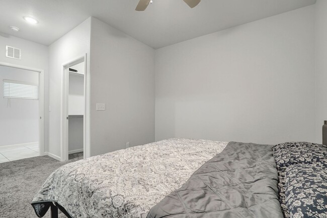 Building Photo - Upper Valley 2 Bedroom 2.5 Bath