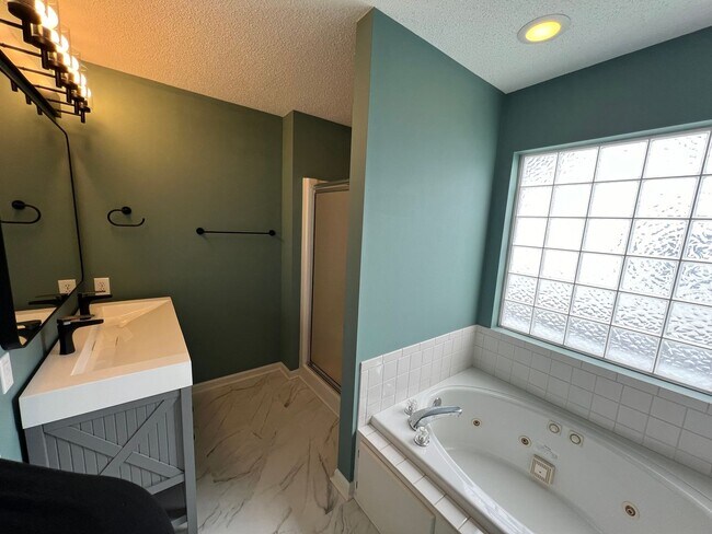 Building Photo - 253 Riverrun Dr
