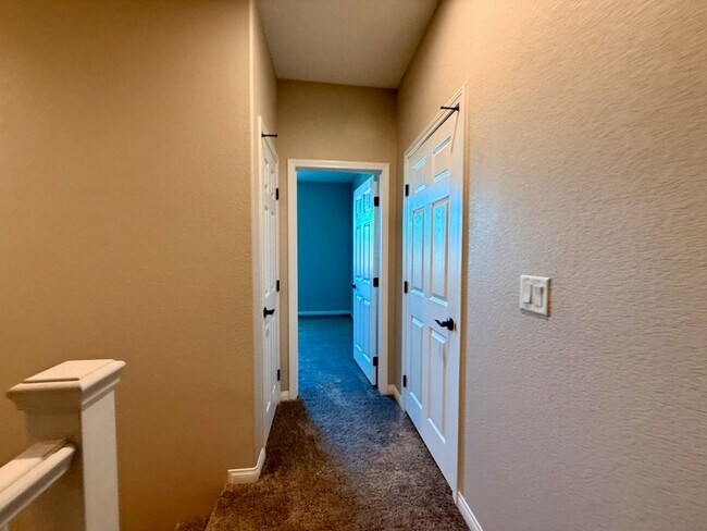 Building Photo - 3 BED 2.5 BATH 2 CAR GARAGE MODERN TOWNHOM...