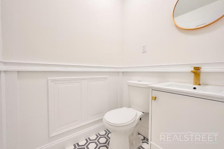Building Photo - Charming 2 Bed 1.5 Bath Upper Duplex in Bu...