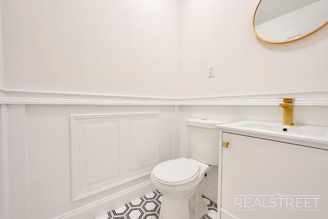 Building Photo - Charming 2 Bed 1.5 Bath Upper Duplex in Bushwick with Garden