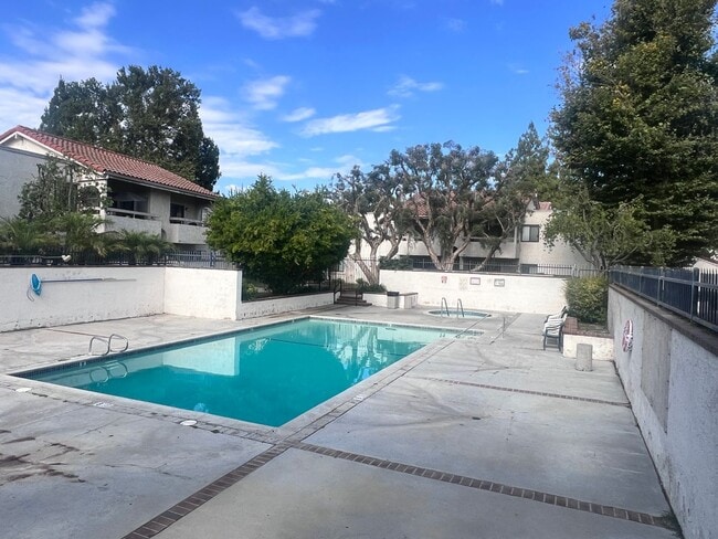 Building Photo - Remodeled 2 Bedroom Condo for Rent in Newhall!