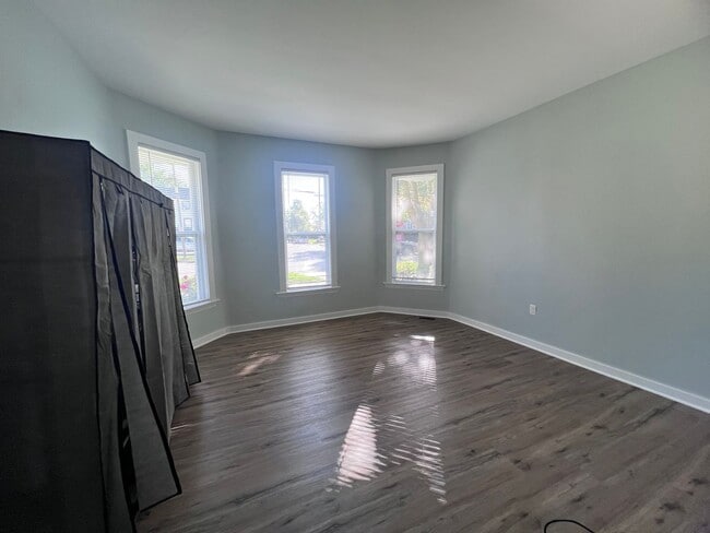 Building Photo - 3 bedroom home with main floor laundry!