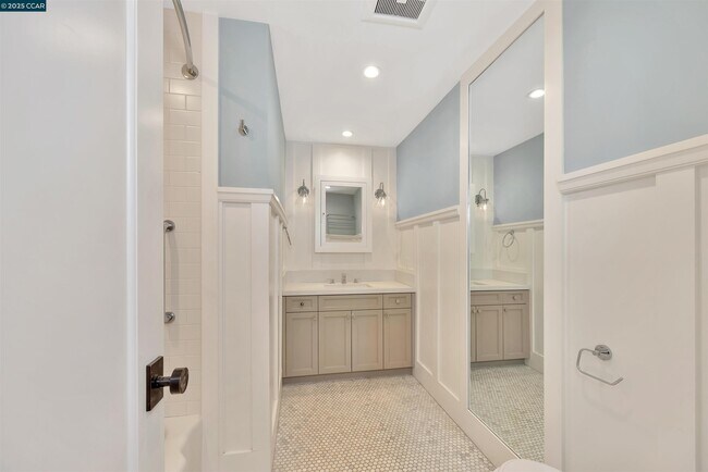 Building Photo - 772 John Way