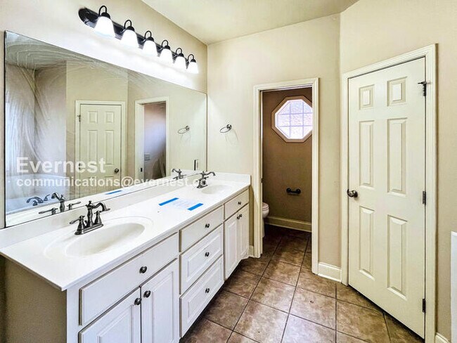 Building Photo - 3 Bed, 2 Bath Home with Garage / Pet-Friendly / Available Now!