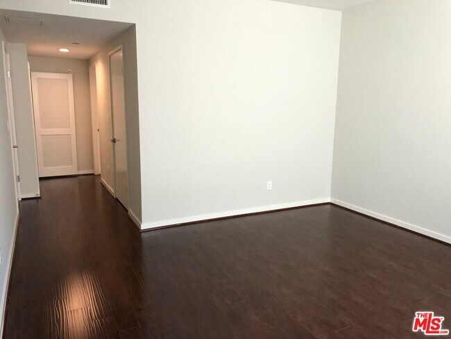 Building Photo - 1545 S Bentley Ave