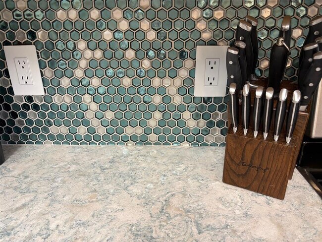 Building Photo - 2112 S Cypress Bend Dr