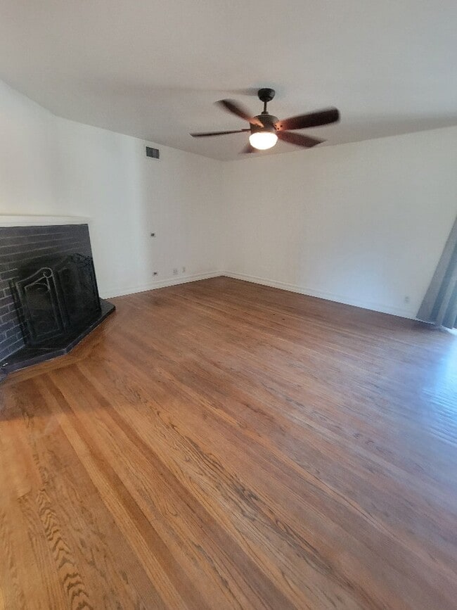 Building Photo - "Charming 3-Bed, 1.5-Bath home