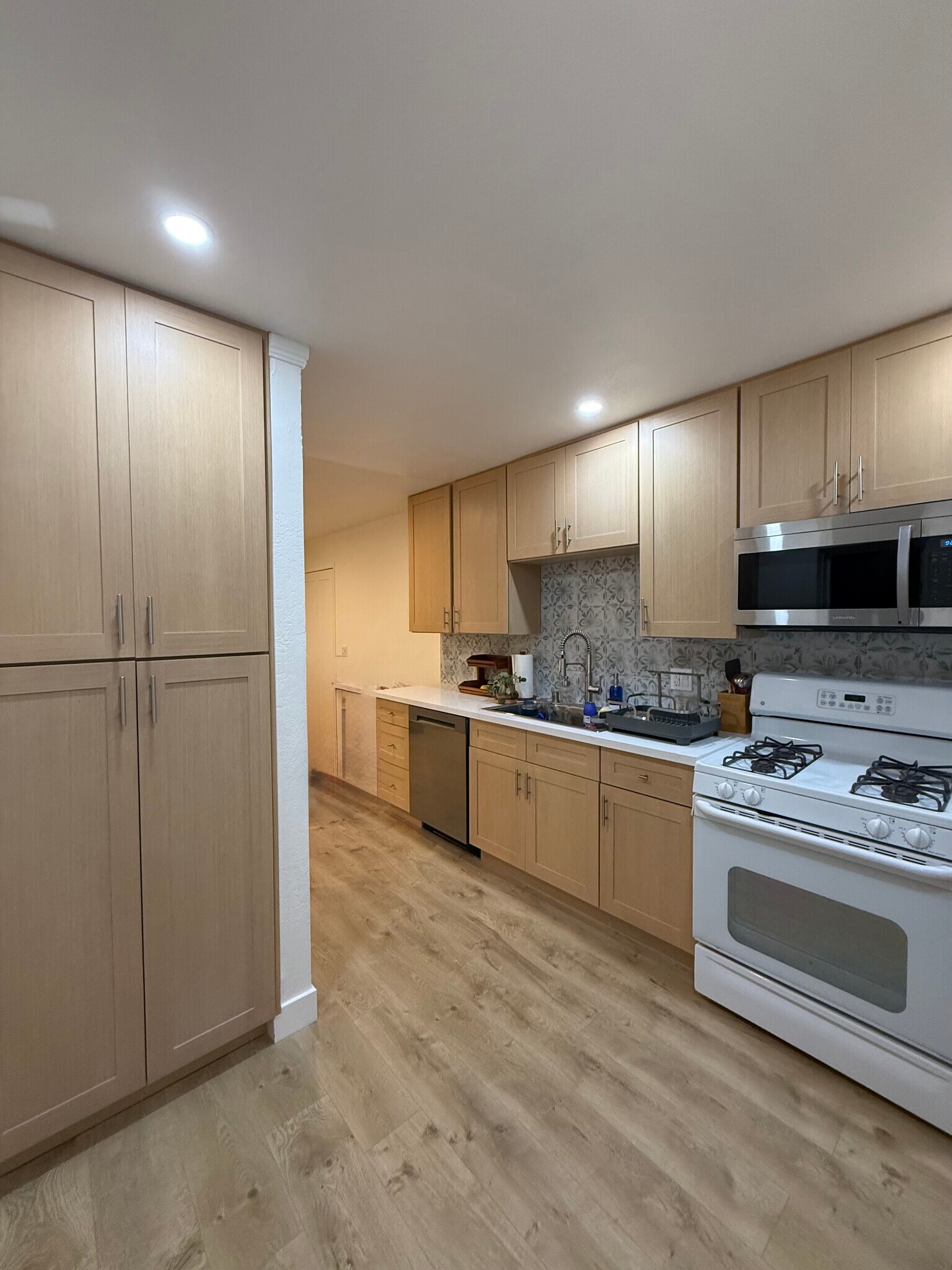 shared kitchen - 521 W Montecito St