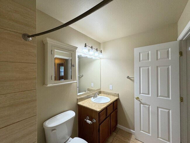 Building Photo - Lovely 2 Bedroom Condo in Hampton Village ...